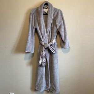 Oscar de la Renta bathrobe with beautiful trimming and belt. Size small. Gray.